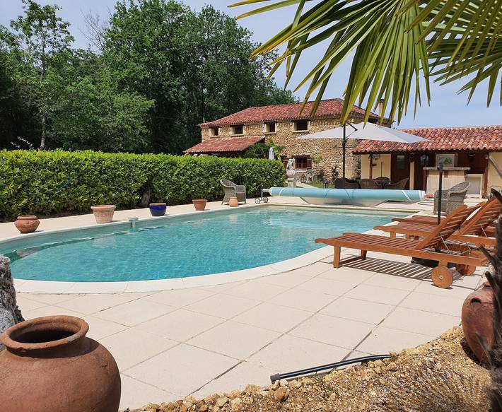 Gîte pour 6 personnes, avec piscine à Pontours