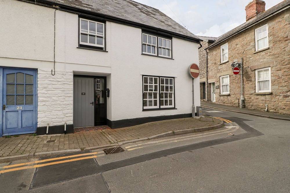 19 Lion Street, pet friendly, with a garden in Hay-On-Wye in Hay-on-Wye, Brecon Beacons