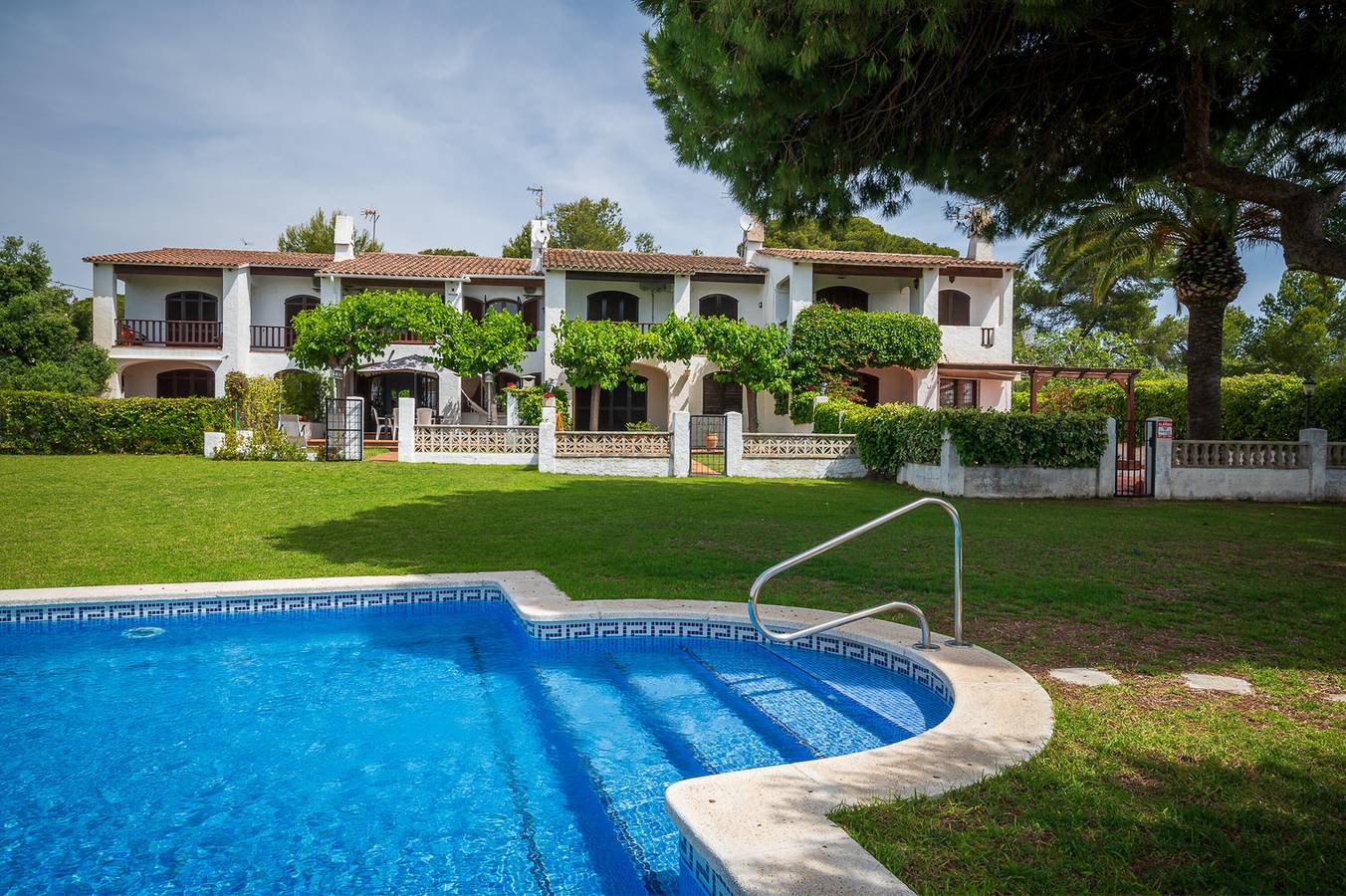 At084 Roquer: Casa adosada de 4 dormitorios con vistas al mar, en la zona de las rocas del barrio de els Munts, con A/A, barbacoa, wifi y piscina in Torredembarra, Costa Dorada