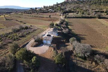Gîte pour 6 personnes, avec jardin et terrasse, animaux acceptés à Seillons-Source-d'Argens