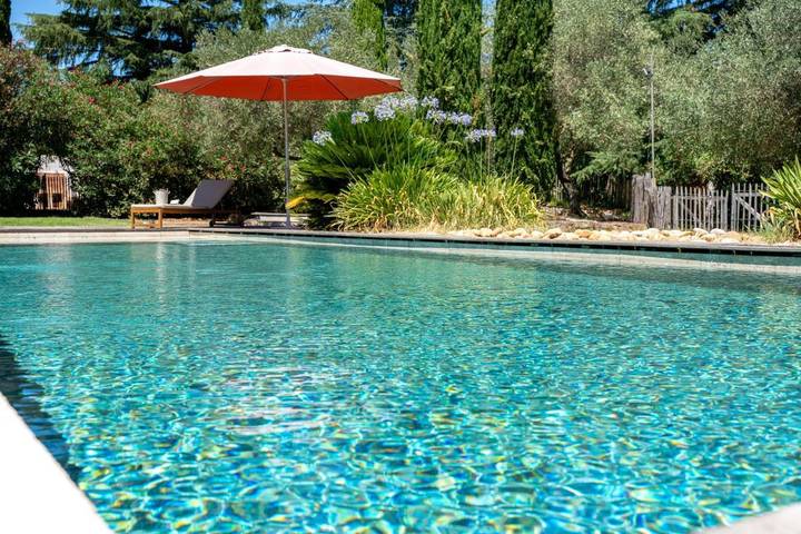 Location de vacances pour 13 personnes, avec piscine ainsi que jardin et vue sur le lac, animaux acceptés à Valergues - 2