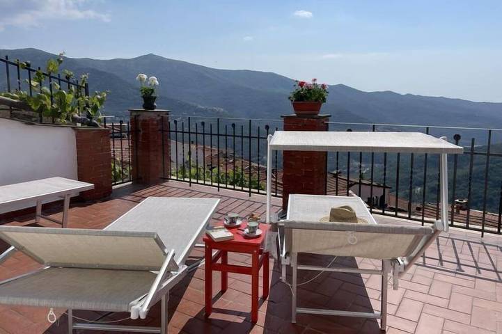 Location de vacances pour 6 personnes, avec terrasse à Lucinasco