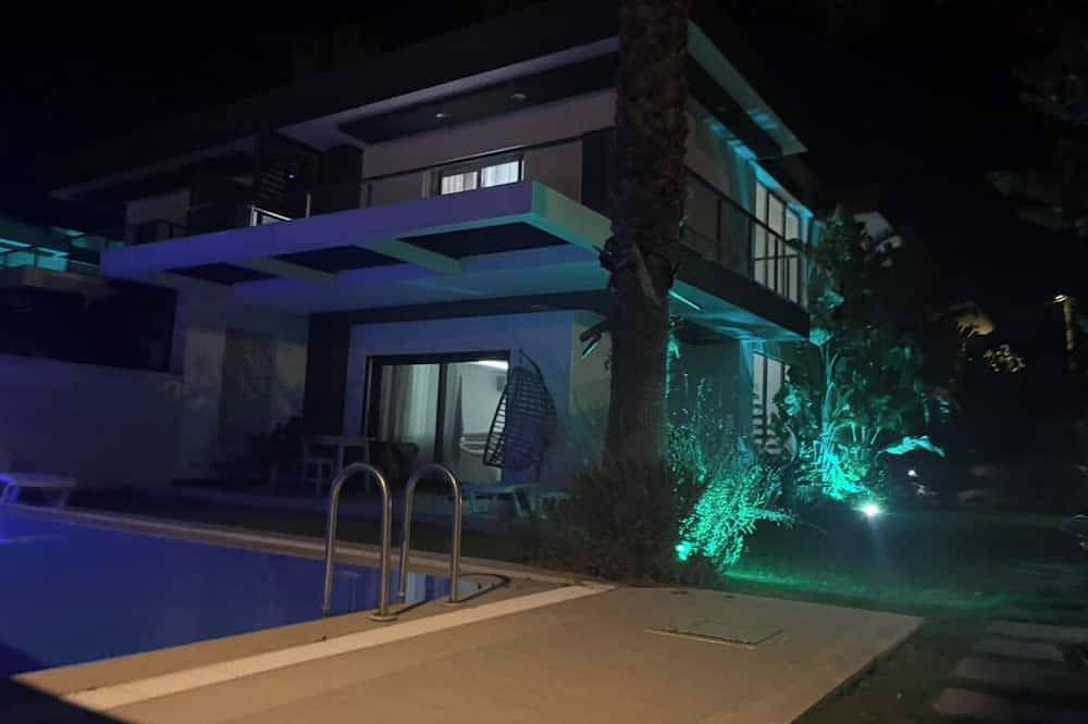 3-bedroom villa in charming Çeşme with cool Ac breeze in Cesme, Tyrkiske Ægæer