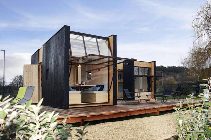 Gîte pour 4 personnes, avec terrasse ainsi que vue et jardin dans Ébreuil