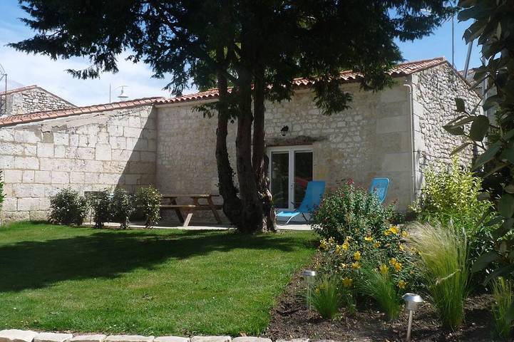 Gîte pour 2 personnes, avec terrasse et jardin à Luchat
