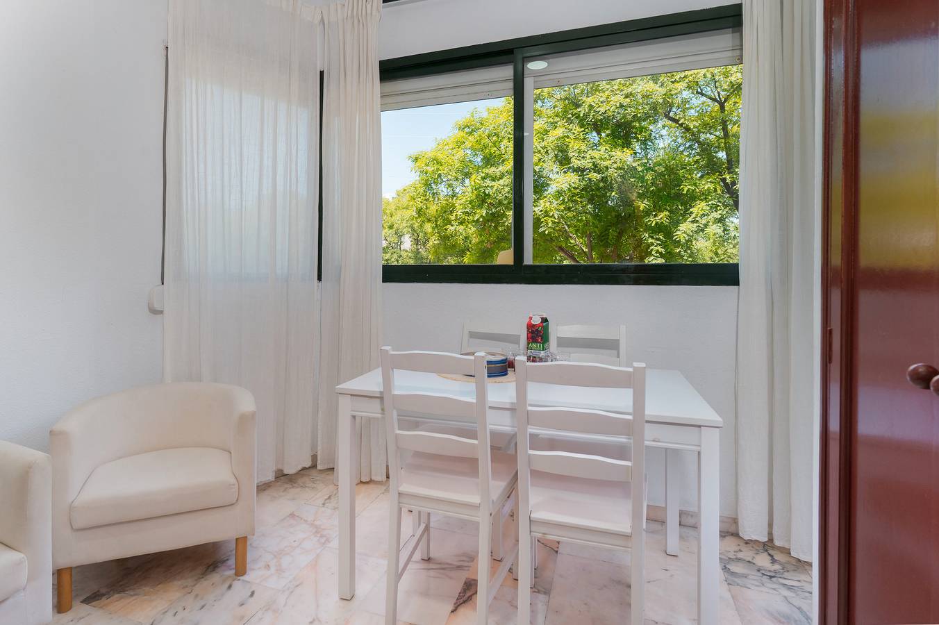 Entire apartment, Apartment 'Palacio De Congresos' with Shared Pool, Wi-Fi and Air Conditioning in Este-Alcosa-Torreblanca, Sevilla