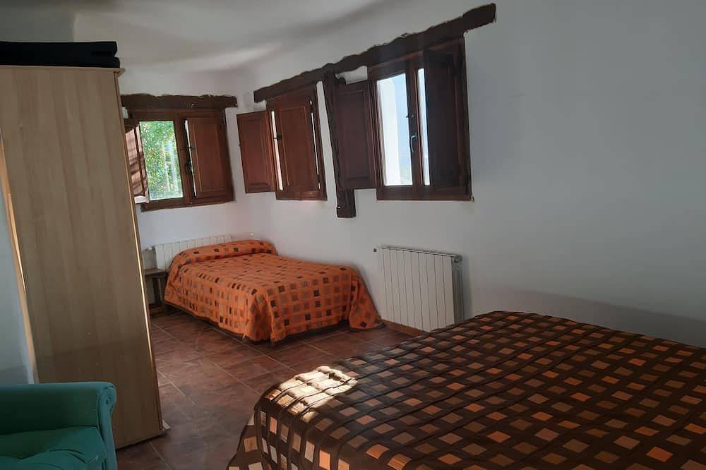 Casa Los Gatos 1 to 13 people. 4 bedrooms with bathroom, living room with fireplace, heating. in Yeste, Calares del Mundo y de la Sima