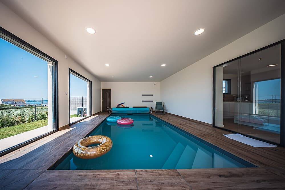 Maison contemporaine avec piscine intérieur in Carantec, Ceinture Dorée