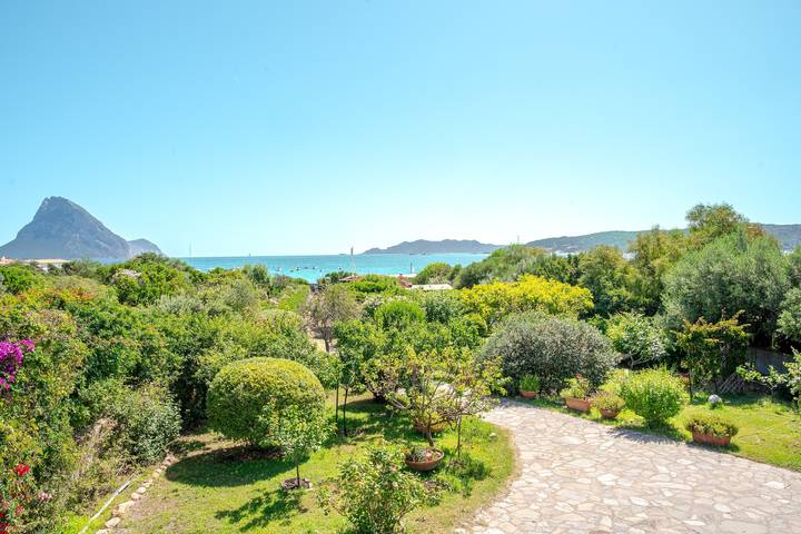 Entire apartment, Apartment 'Trilocale Taverna 80m from Beach' with Sea View, Private Terrace & Ac in Porto Taverna, Loiri Porto San Paolo
