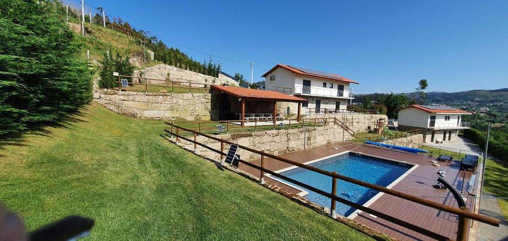 Casa de férias para 16 pessoas, com jardim e vista e ainda piscina infantil and piscina em Cabeceiras de Basto (Região)