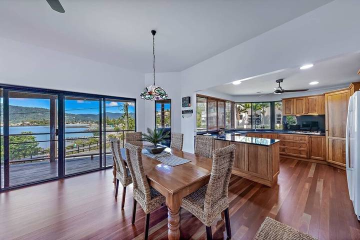 Holiday rental for 8 people, with garden and hot tub as well as pool and balcony in Airlie Beach