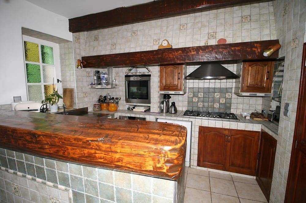 Large 3-star building with swimming pool sleeps 11 in Gravières, Parc naturel régional des Monts d'Ardèche