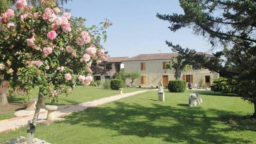 Chambre d’hôte pour 2 personnes, avec Terrasse et Jardin ainsi que Piscine et Vue à Castelnau-Barbarens