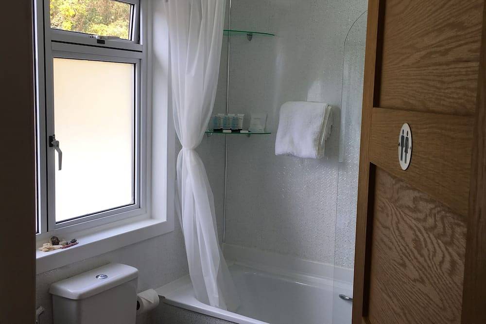 Amazing Views to Isle of Skye! 1 mile . in Kyle of Lochalsh, Highlands