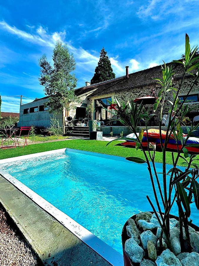 Cottage pour 16 personnes, avec piscine ainsi que jardin et jacuzzi à Buxeuil
