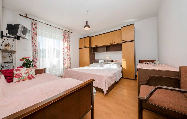 Ferienwohnung für 3 Personen, mit Balkon/Terrasse in Banjol - 4
