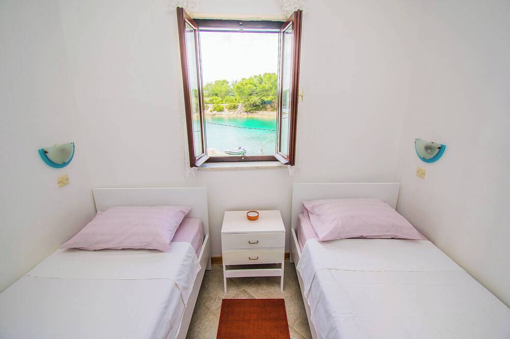 Cijeli apartman, Apartment Punta Orange, only 5m from the sea, the island of Cres in Cres