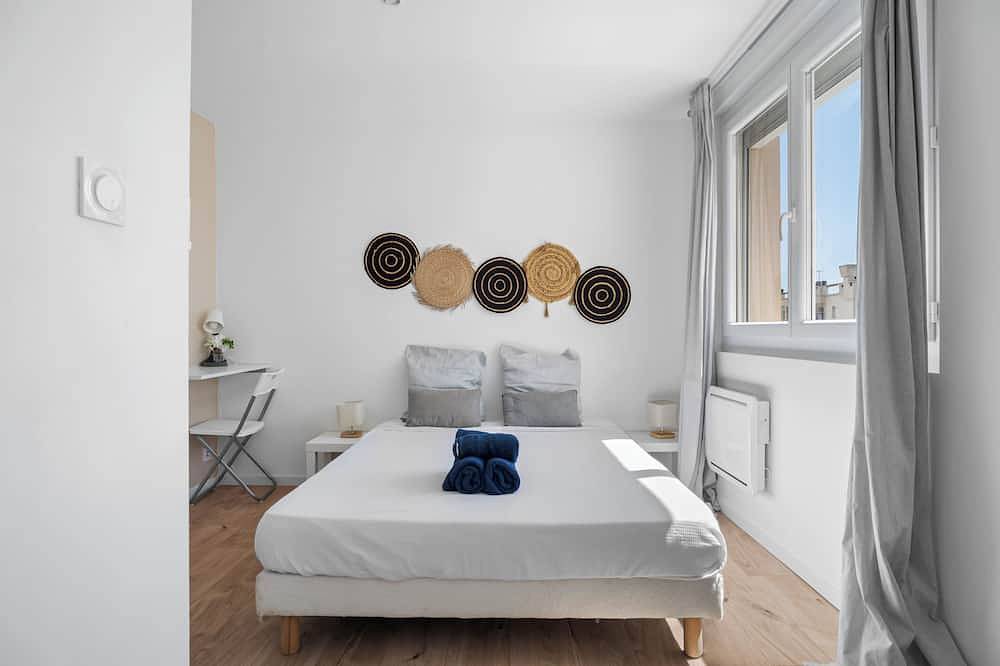 Apartamento entero, The Terra-Cota at 10\" Station-port-beach 3 quiet private bedrooms with Wifi in Tolón, Region de Toulon