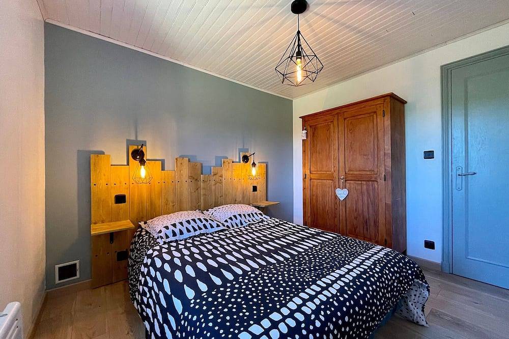 Maison familiale 4 chambres avec jardin, cheminée, poêle à bois, parking et Wi-Fi in Saint-Vert, Parc Naturel Régional Livradois-Forez