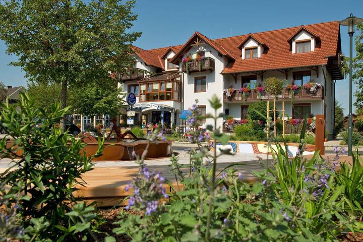 Ferienwohnung für 4 Personen, mit Balkon und Terrasse sowie Garten und Pool in Bad Blumau