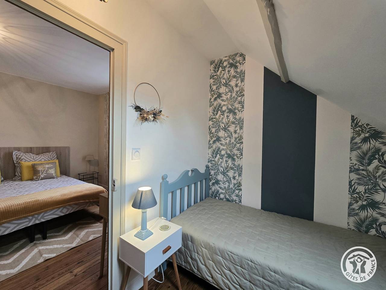 Chambres d'hôtes : Ecole Buissonnière - Chambre Paon in Le Buisson-de-Cadouin, Périgord Pourpre