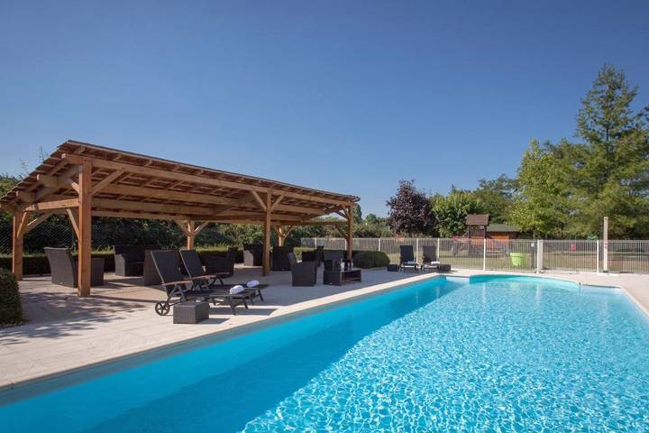 Hôtel pour 2 personnes, avec terrasse ainsi que piscine et jardin, animaux acceptés à Beaune