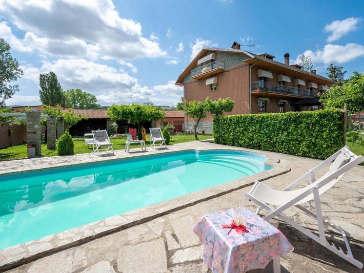Ferienwohnung für 4 Personen, mit Garten und Pool sowie Balkon