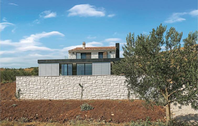 Urlaub am Meer: Gemütliche 2-Zimmer-Wohnung mit Pool und Terrasse, 1 km von der Küste entfernt in Šibenik-Knin