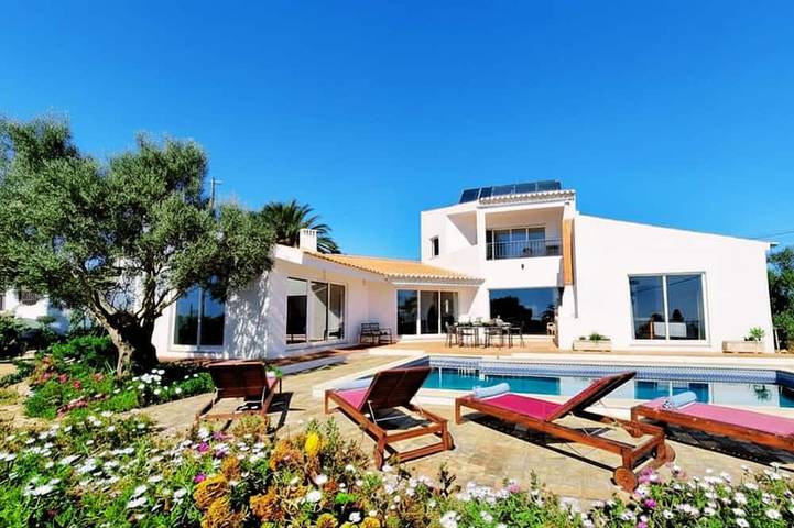 Villa for 8 people, with balcony and garden in Salema