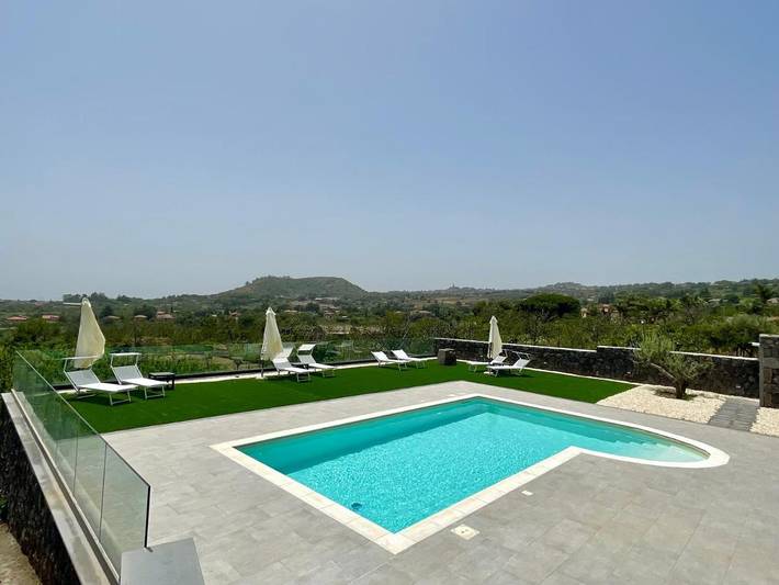Casa vacanza per 4 persone, con piscina e panorama nonché giardino, con animali domestici in Viagrande