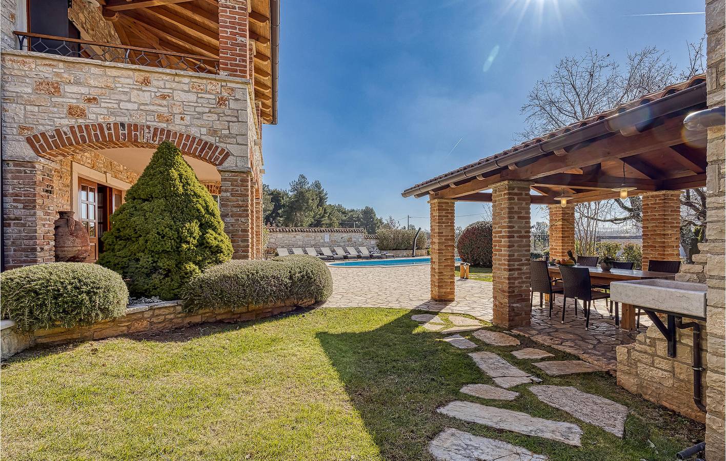 Geräumige Ferienwohnung mit Pool, WLAN und Parkplatz in der Nähe des Bistro Baderna in Baderna, Zentralistrien