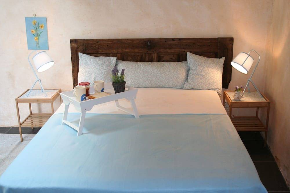 Lilly, adorable petite maison en pierre pour 3 personnes. in Callac, Région de Guingamp