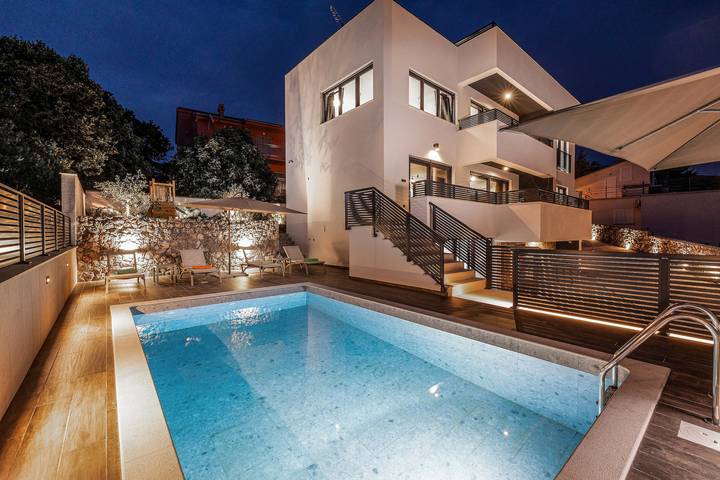 Ferienhaus für 8 Personen, mit Balkon und Meerblick sowie Pool und Sauna, kinderfreundlich in Novi Vinodolski