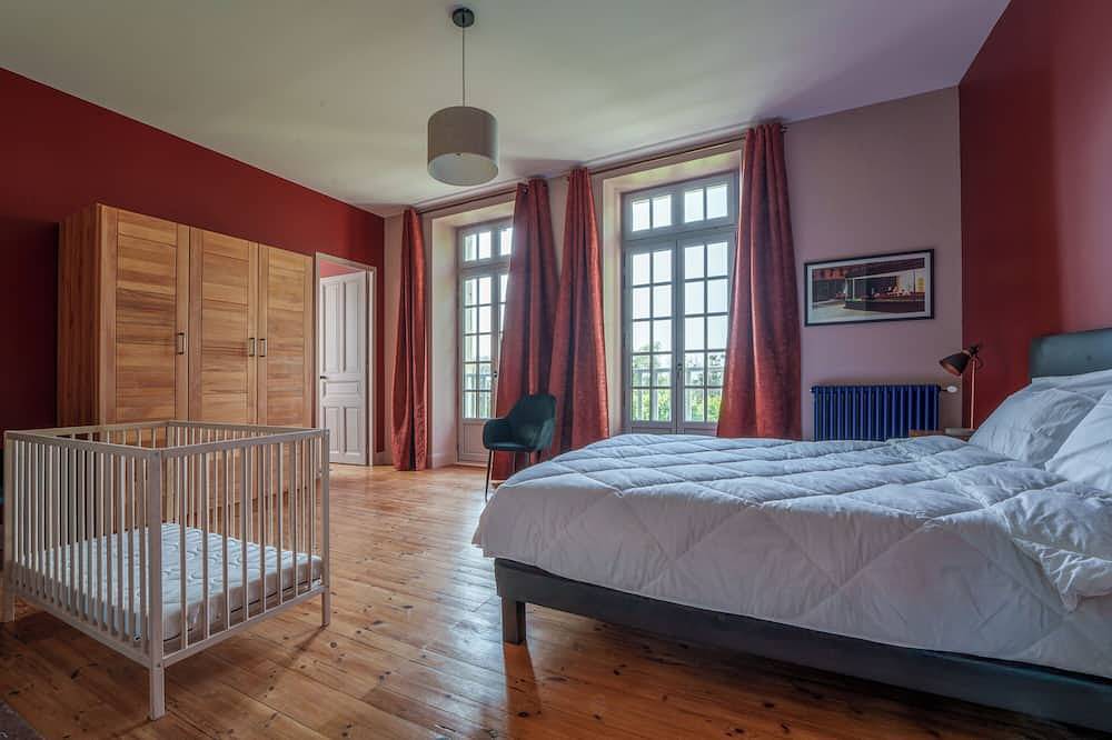 Spacious 4-Bedroom House for 10 Guests in Bourgueil, near Vineyards in Bourgueil, Loire Valley