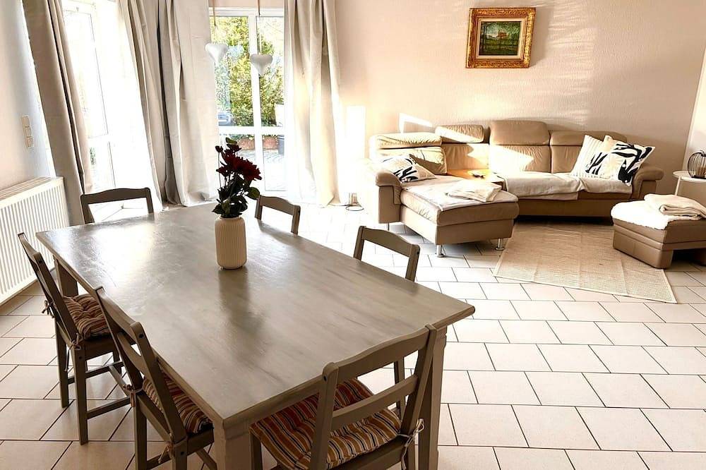 Ganze Wohnung, Gemütliche Ferienwohnung am Aartalsee mit Terrasse und Seeblick in Bischoffen, Naturpark Lahn-Dill-Bergland