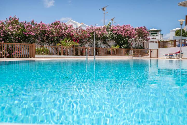 Modern Duplex House Close to the Beach with Shared Pool, Sea View, Wi-Fi, Balcony & Terrace; Parking Available in Puerto del Carmen, Tías