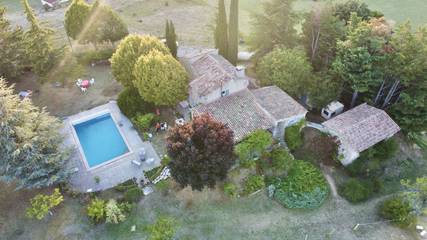 Cottage pour 2 personnes, avec piscine et jardin, animaux acceptés à Aurel