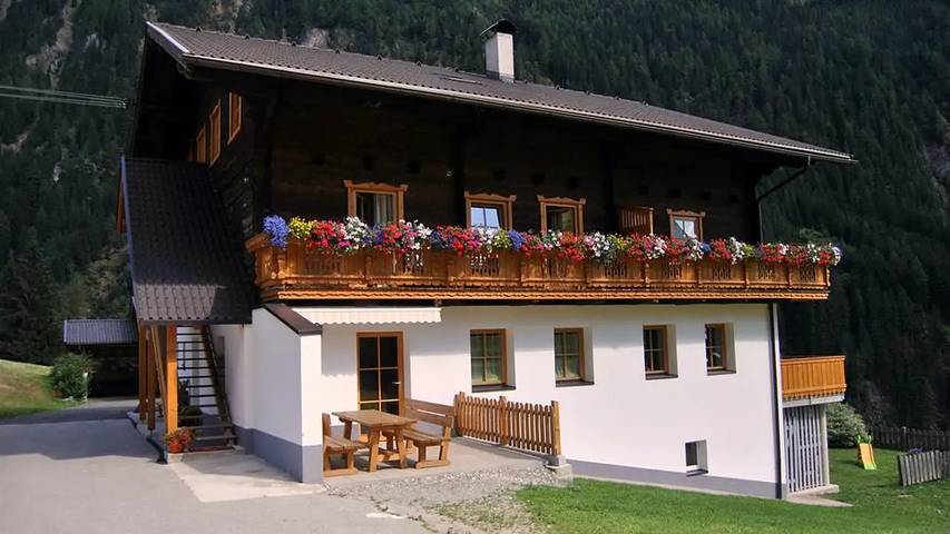 Hütte für 4 Personen, mit Balkon und Garten in Kals am Großglockner
