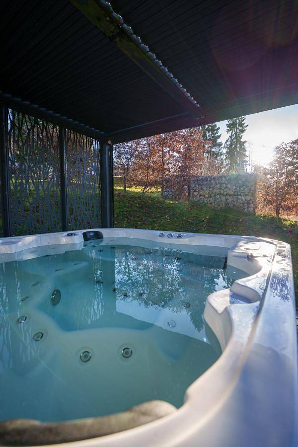 Chalet pour 6 personnes, avec Balcon et Jacuzzi ainsi que Terrasse et Jardin à Foncine-le-Haut - 2