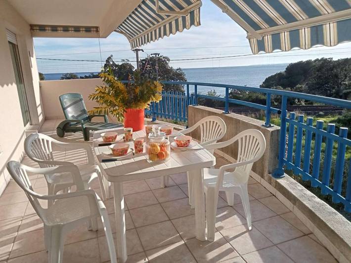 Gîte pour 6 personnes, avec terrasse dans Plage D Aigue Bonne