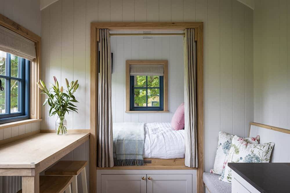 Oak Tree Shepherd's Hut Chatsworth Estate in Baslow and Bubnell, Derbyshire