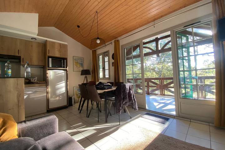 Appartement de vacances pour 6 personnes, avec balcon et piscine, adapté aux familles