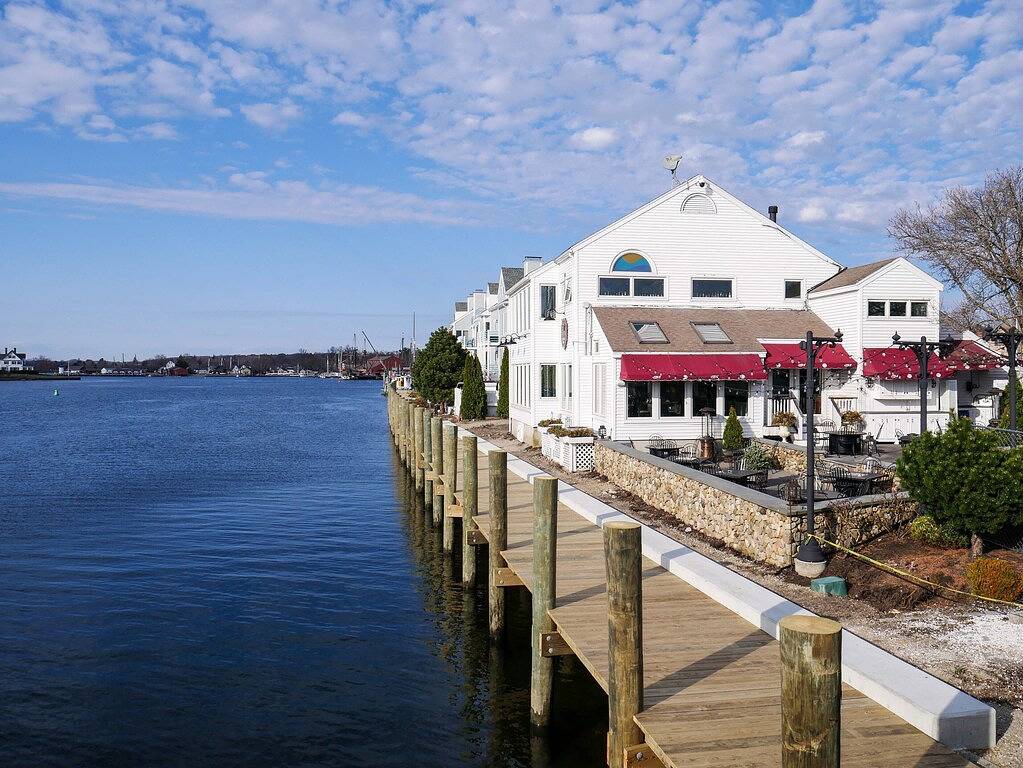 Gorgeous Mystic Vacation Home with Indoor Pool. 4 min walk to drawbridge in Mystic, Connecticut