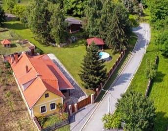 Ferienhaus für 8 Personen, mit Pool und Garten sowie Terrasse, mit Haustier