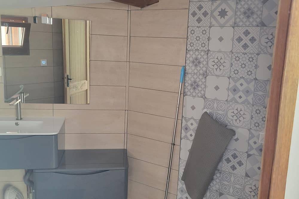 Entire apartment, 4-person gîte in 17th-century bastide, swimming pool, large garden, patio in Forcalquier, Parc naturel régional du Luberon