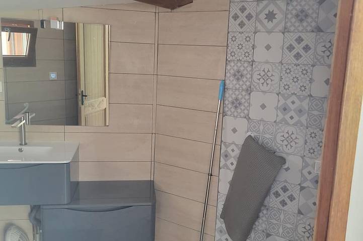 Entire apartment, 4-person gîte in 17th-century bastide, swimming pool, large garden, patio in Forcalquier, Parc naturel régional du Luberon