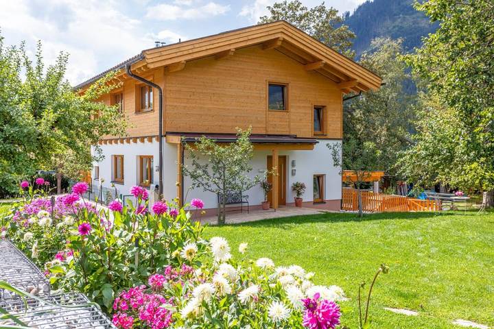 Vakantiewoning voor 5 personen, with Balkon and Terras as well as Whirlpool and Tuin in Maishofen