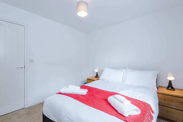 Modern 4Br Home in Preston, Parking, Sleeps 8 in Preston, Lancashire