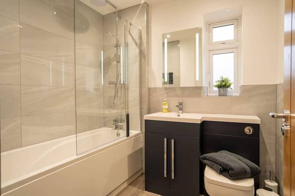 Entire apartment, Skyway First Floor Apartment is a 2 bedroom apartment with parking in Three Bridges in Crawley, West Sussex