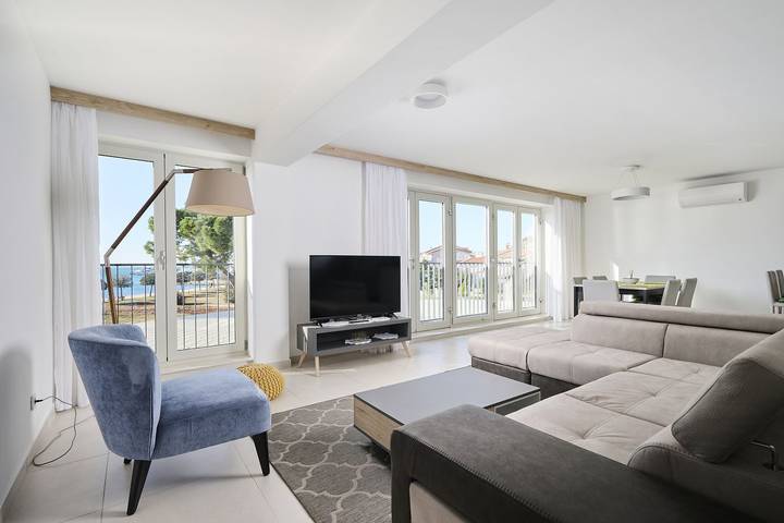 Ganze Wohnung, Luxusapartment mit Meerblick, Pool und Garage in Umag Riviera, Umag